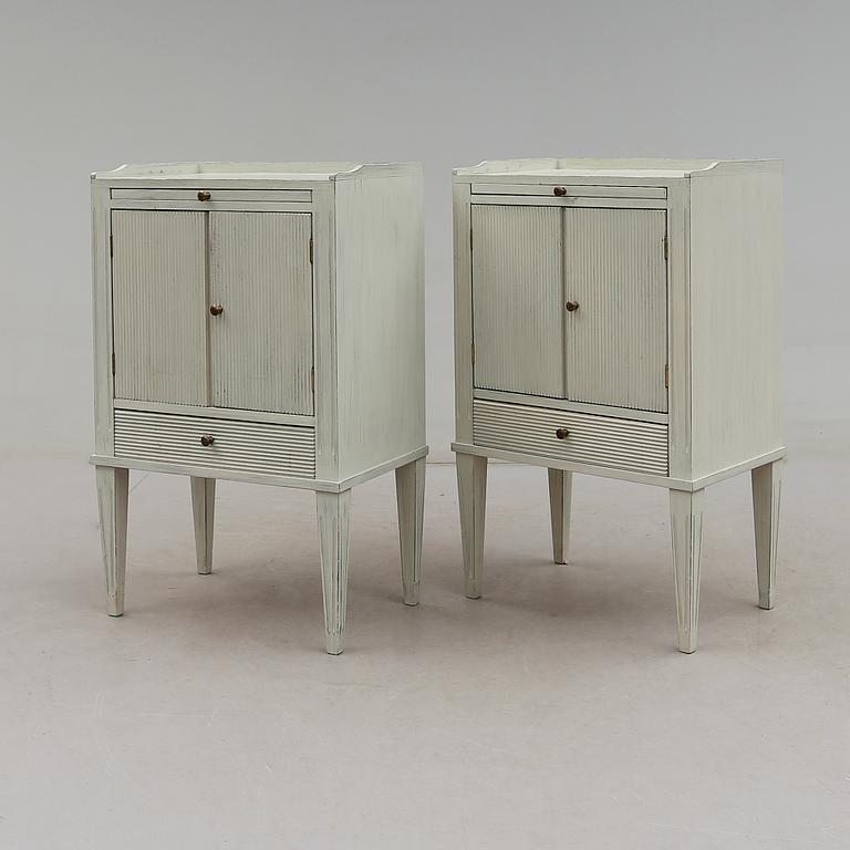 SÄNGBORD, 1 par, gustaviansk stil, 1900-talets andra hälft.