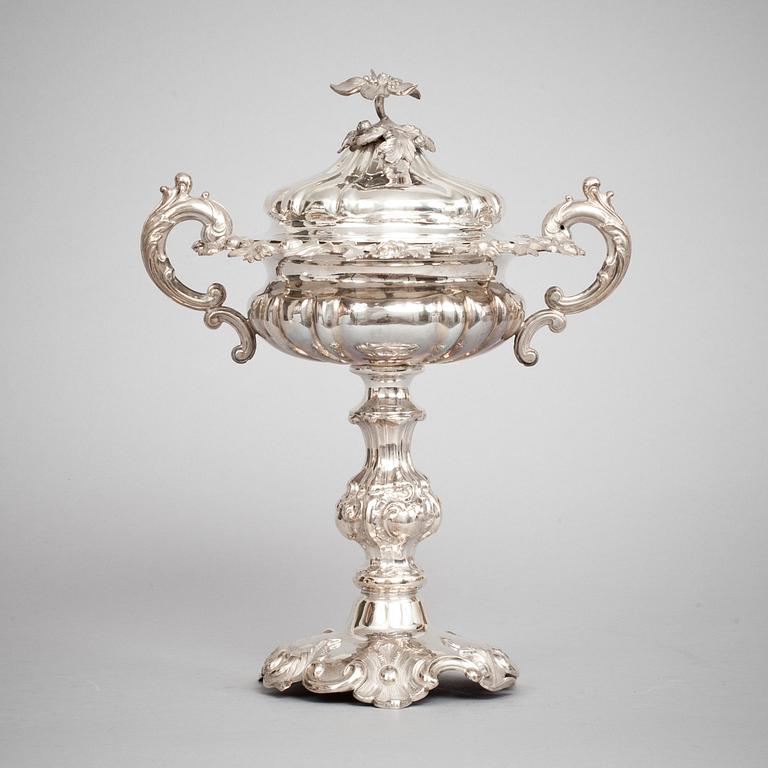 SKÅL PÅ FOT MED LOCK, silver, Gustaf Möllenborg-Feron. Stockholm 1855, nyrokoko. C:a 750 g.