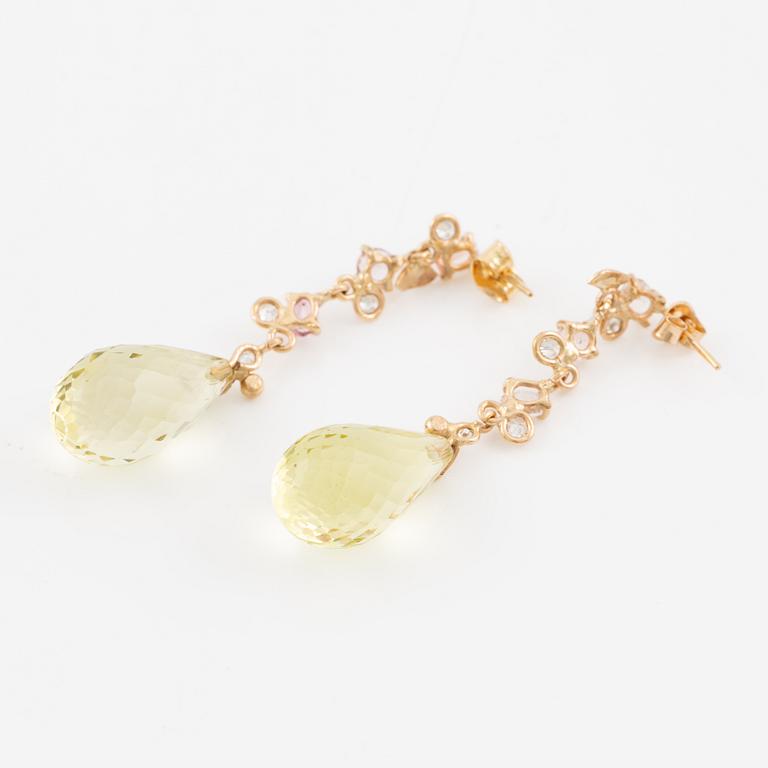 Örhängen, Mandelstam, 18K guld med brioletteslipad limekvarts, briljantslipade diamanter och rosa turmaliner.