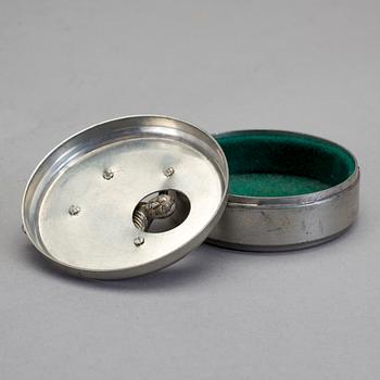 MANSCHETTKNAPPSASK, tenn, "Originell", Widerholm & Dahlberg, Eskilstuna, 1930-/40-tal.
