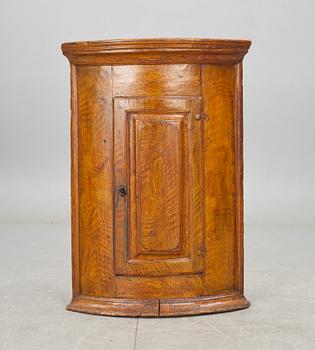 HÖRNHÄNGSKÅP, allmoge, 1800-talets första hälft.