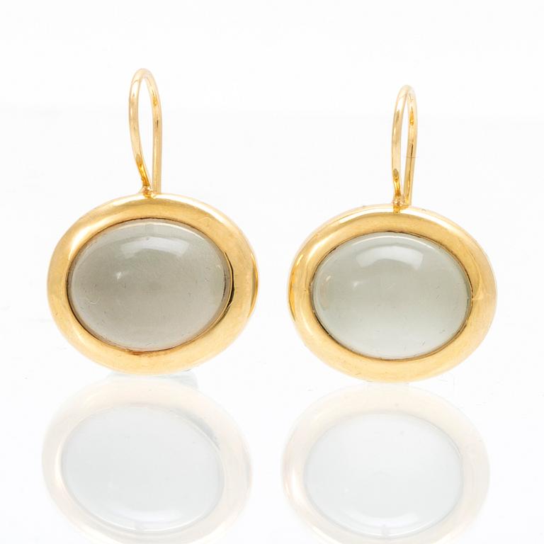 A pair of 18K gold earrings "Emeli" with cabochon-cut moonstone from Ole Lynggaard.
