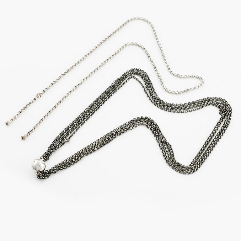 A clasp in 18K white gold with two Ole Lynggaard silver necklaces.