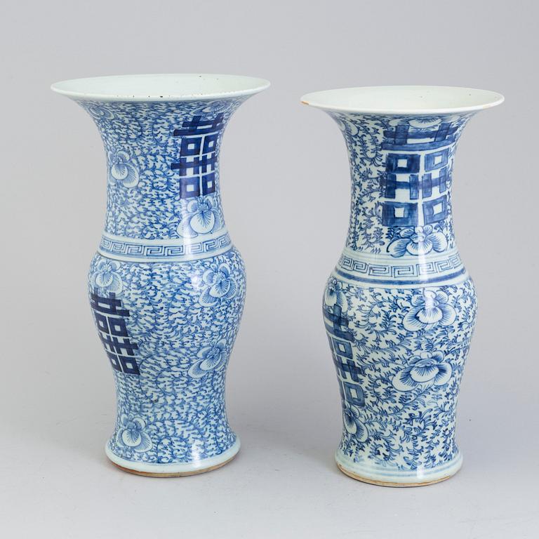 Two Chinese blue and white vases, early 20th century,