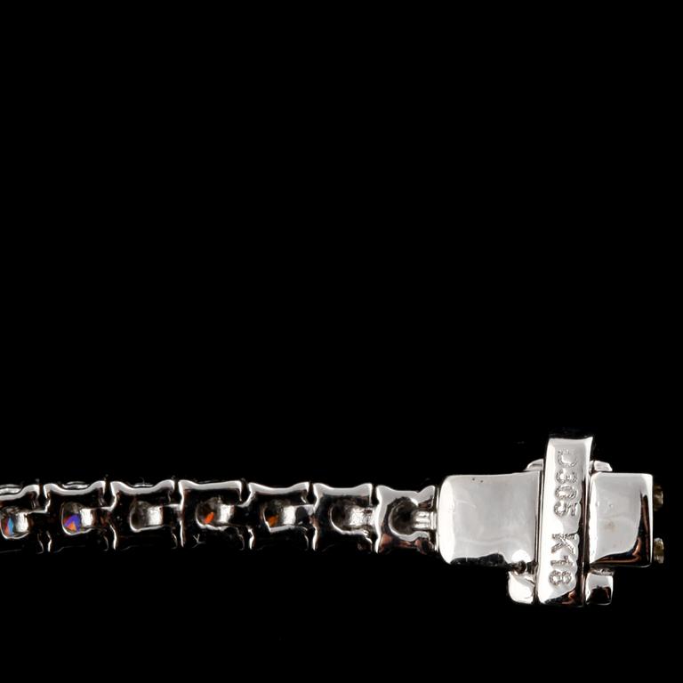 ARMBAND, 18k vitguld med 82 briljantslipade diamanter, 3.05 ct. Vikt 10 g.