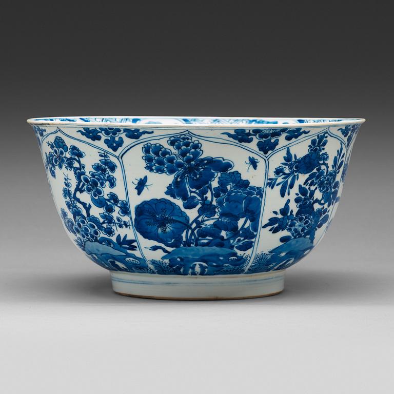 A blue and white punch bowl, Qing dynasty, Kangxi (1662-1722).