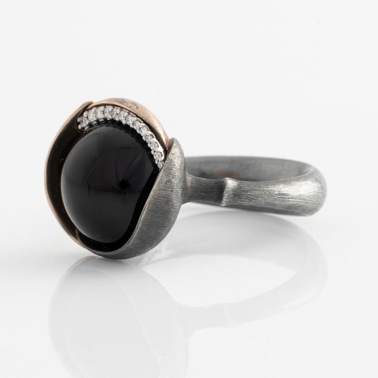 Ole Lynggaard, ring, "Lotus", onyx och briljantslipade diamanter,