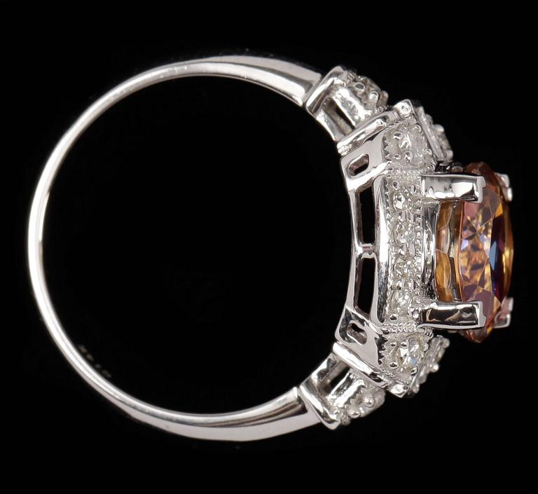 RING, 14k vitguld med "mystisk" topas ca 3,22 ct och briljantslipade diamanter. Vikt ca 4,4 gram.