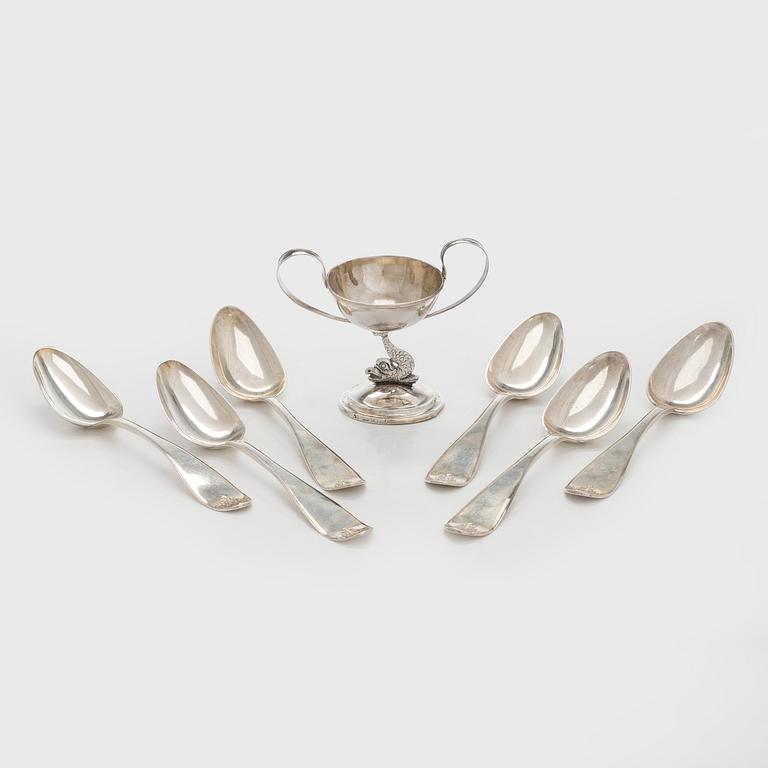 Saltkar, silver, C. I. Rindell 1810-37, och matskedar, 6 st, silver, A. Mörck, Björneborg 1800-talets första hälft.