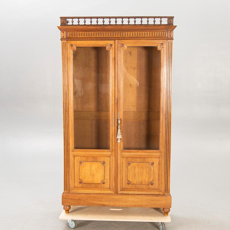 Bokskåp/vitrinskåp 1900-talets första hälft.