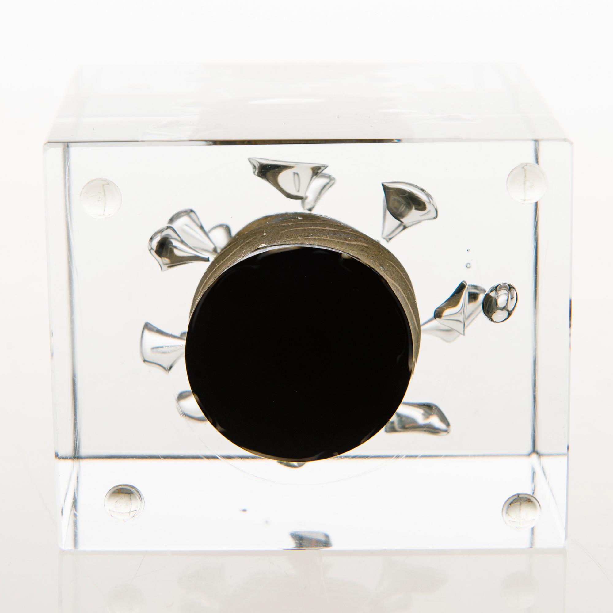 OIVA TOIKKA, AN ANNUAL CUBE, signed Oiva Toikka, Nuutajärvi 1979, numbered 872/2000.