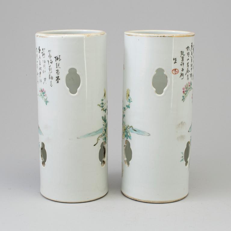 A pair of Chinese porcelain vases, 20th century.