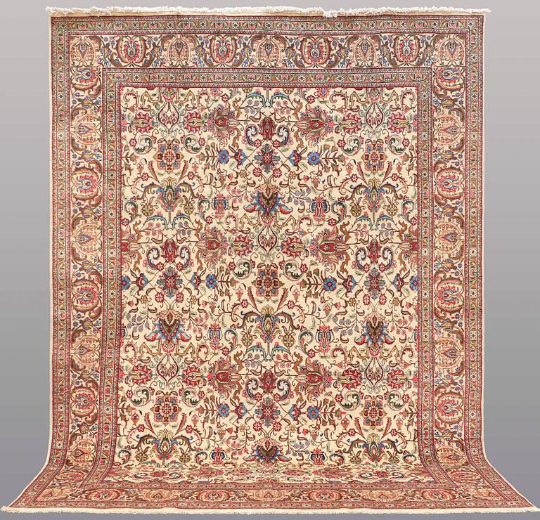 A CARPET, Tabriz, ca 398 x 287 cm.