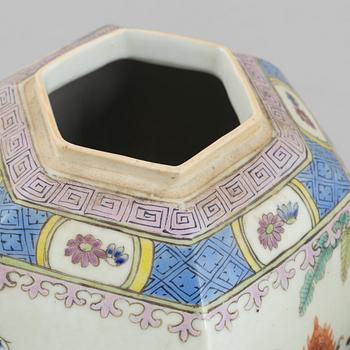 A pair of porcelain urna with covers, China, second half of the 20th century.