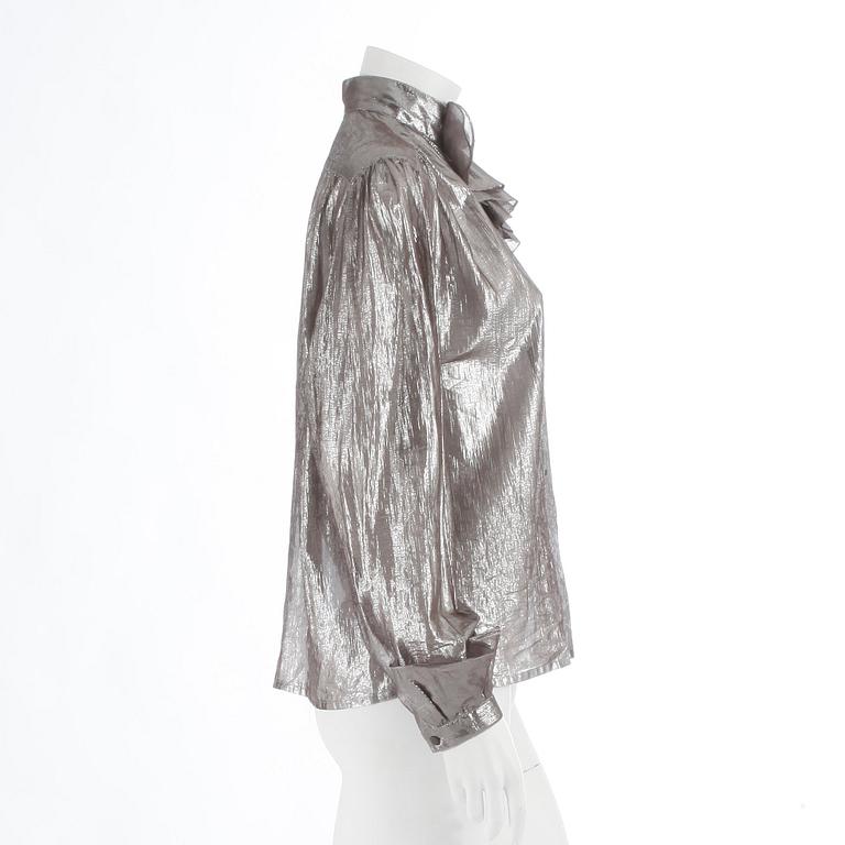 CHARLES JOURDAN, a silver colored silkblend blouse. Size 40.