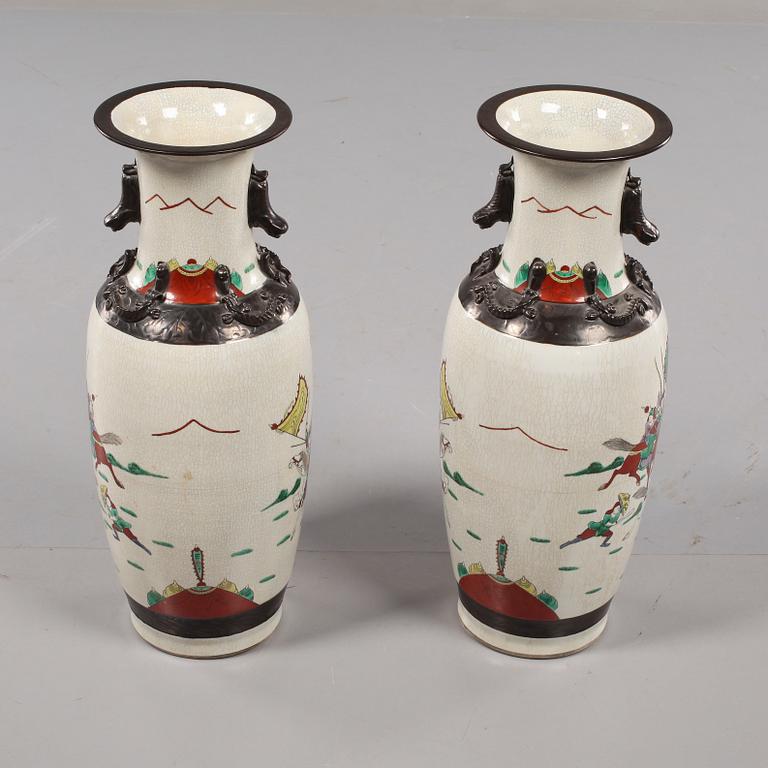 GOLVURNOR, ett par, porslin, Kina, 1900-talets första del.