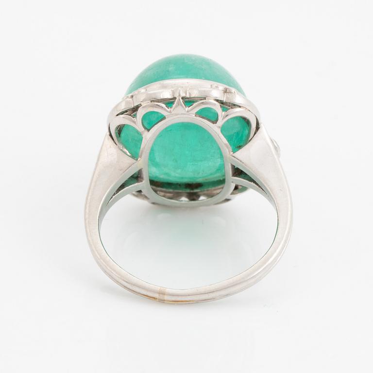 Ring, platina med cabochonslipad smaragd och diamanter, David Andersen & Co.
