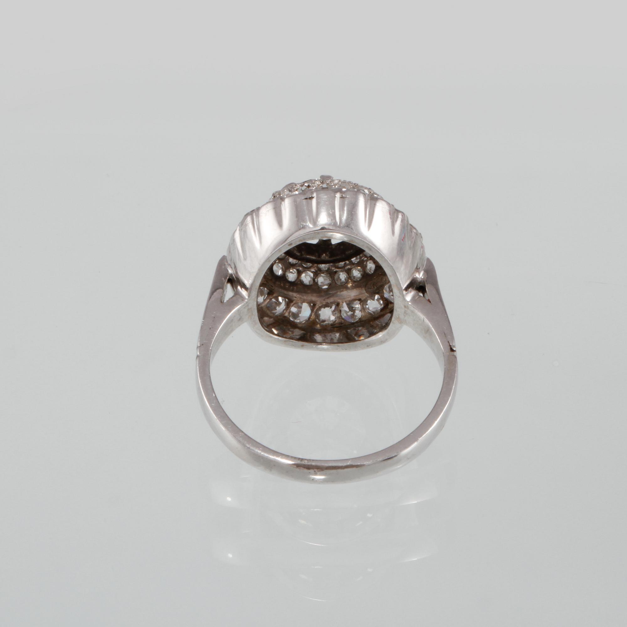 RING, 18K vitguld med fasetttslipade diamanter ca 1.50 ct samt briljantslipad diamant ca 1.35 ct. Vikt 6,7 gram.