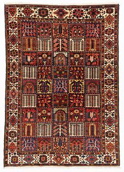 A semi-antique Chahar Mahal/Bakhtiari carpet, ca 302 x 210-216 cm.