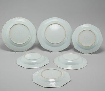 Four Chinese dinner plates and two Chinese serving dishes from Qing Dynasty, Qianlong period.