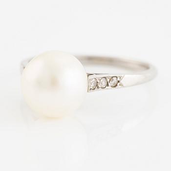 Platinum ring with a pearl and octagon-cut diamonds, 1930s.