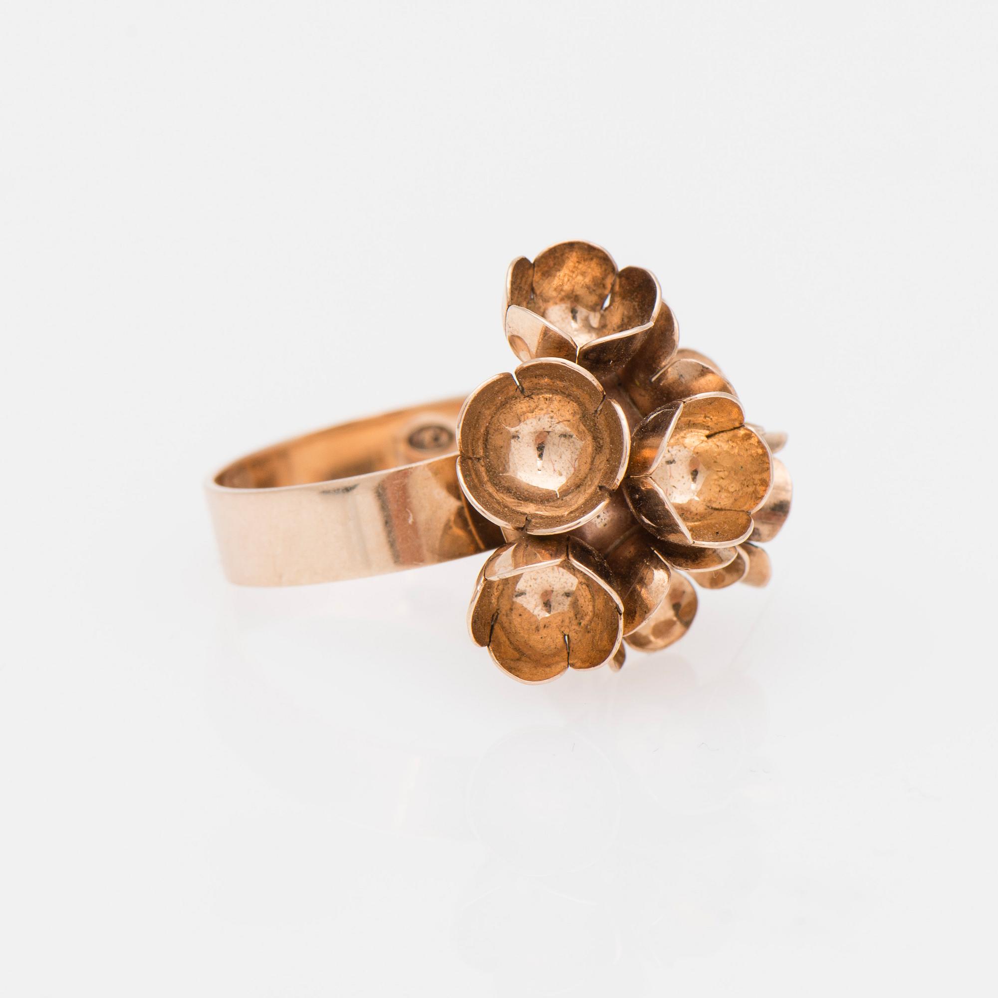 ÖRHÄNGEN OCH RING, guld 14k, design Liisa Vitali, Helsingfors 1970 och 1971, N.Westerback. Total vikt 12 g.