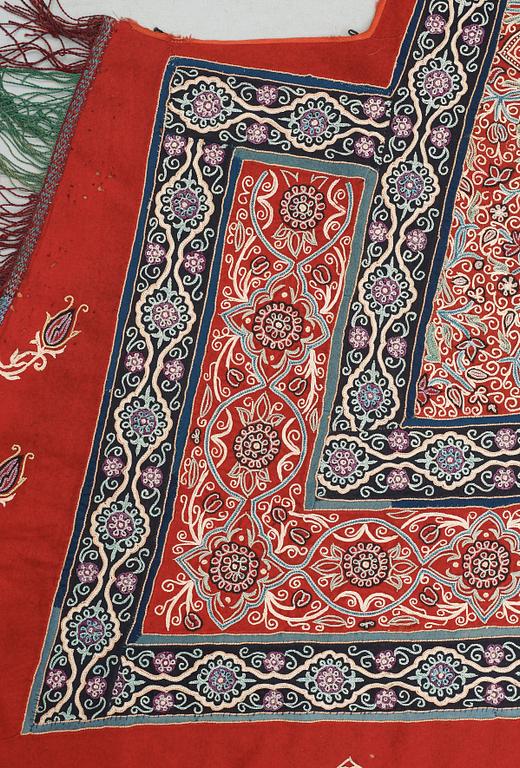 SEMI-ANTIQUE RASCHT HORSE COVER. 142,5 x 218 cm.