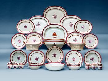 1638. An enamelled dinner service, Qing dynasty, Jiaqing (1796-1820). (125 pieces).