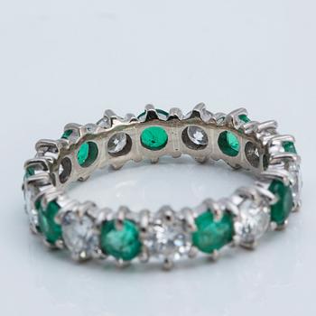 A ca 1.50 cts brilliant-cut diamond ring with facetec emeralds.