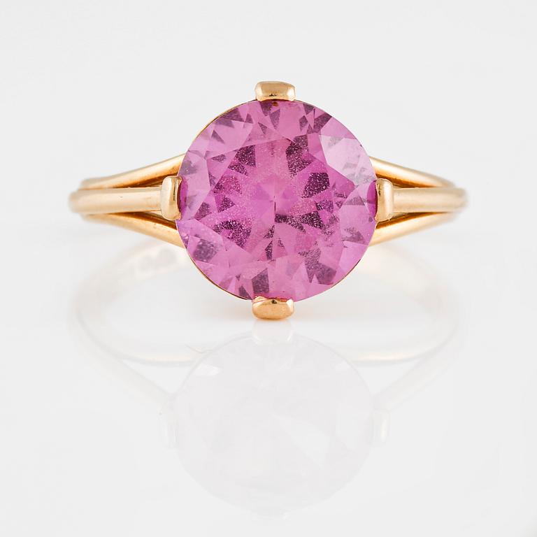 RING, 18K guld med med fasettslipad syntetisk rosa safir, Gunnar Fahlström, Stockholm 1956. Vikt 4,8 gram.