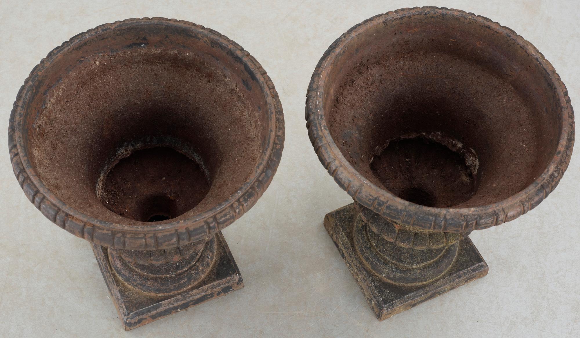 TRÄDGÅRDSURNOR, ett par, gjutgärn, 1900-talets första hälft.