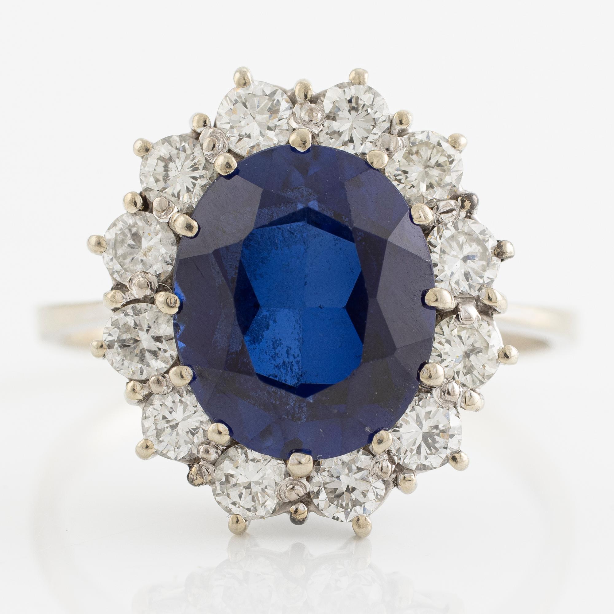 Ring, carmosé, 18K white gold with synthetic sapphire and brilliant-cut diamonds.