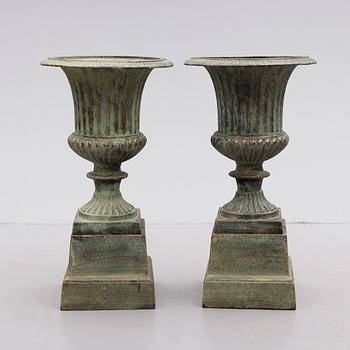 TRÄDGÅRDSURNOR, ett par, gjutjärn, samtida.