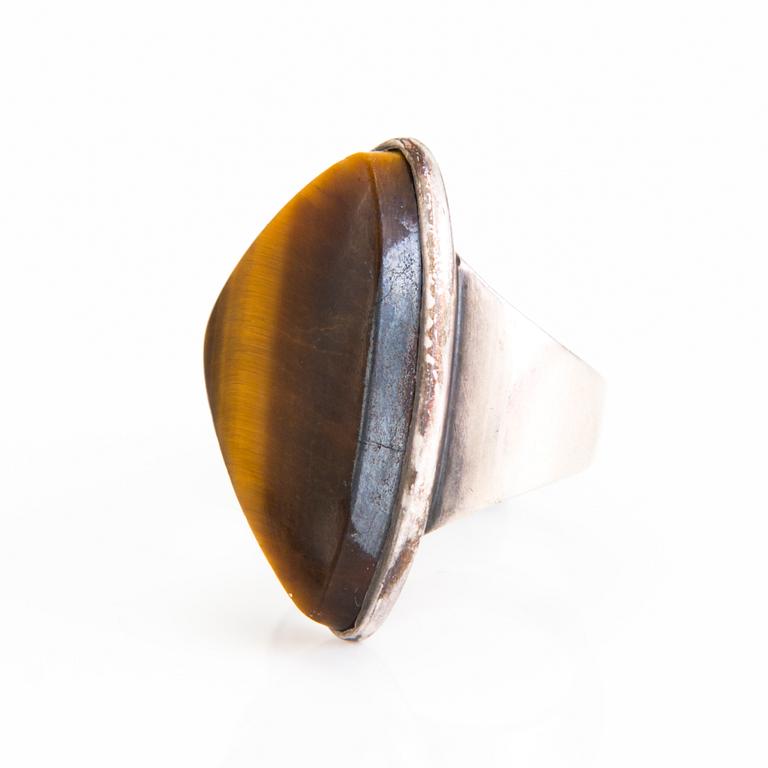 RIIPUS ja SORMUS, hopeaa, tiikerinsilmä, 1961.