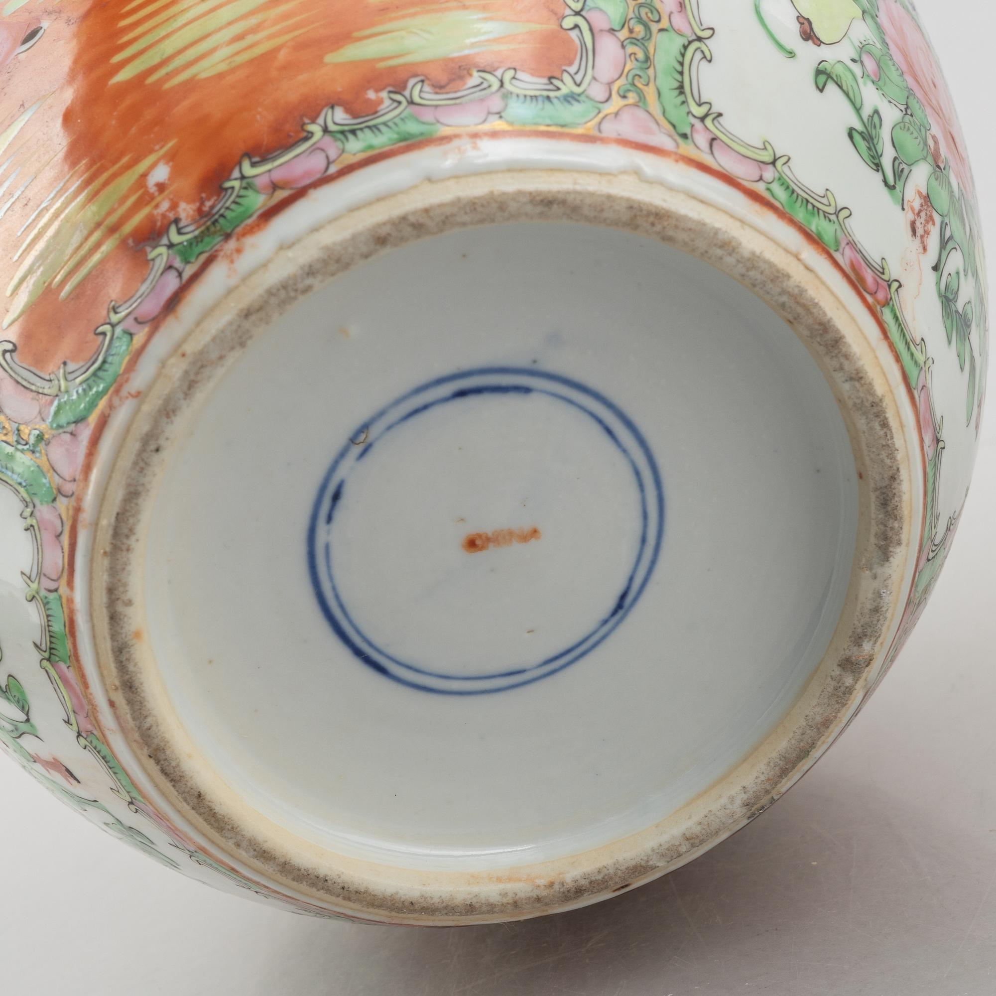 A blue and white vase, a brush pot and an urn with cover, porcelain, China, late Qing dynasty & 20th century.