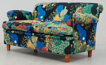 A Josef Frank sofa by Svenskt Tenn, model 678.