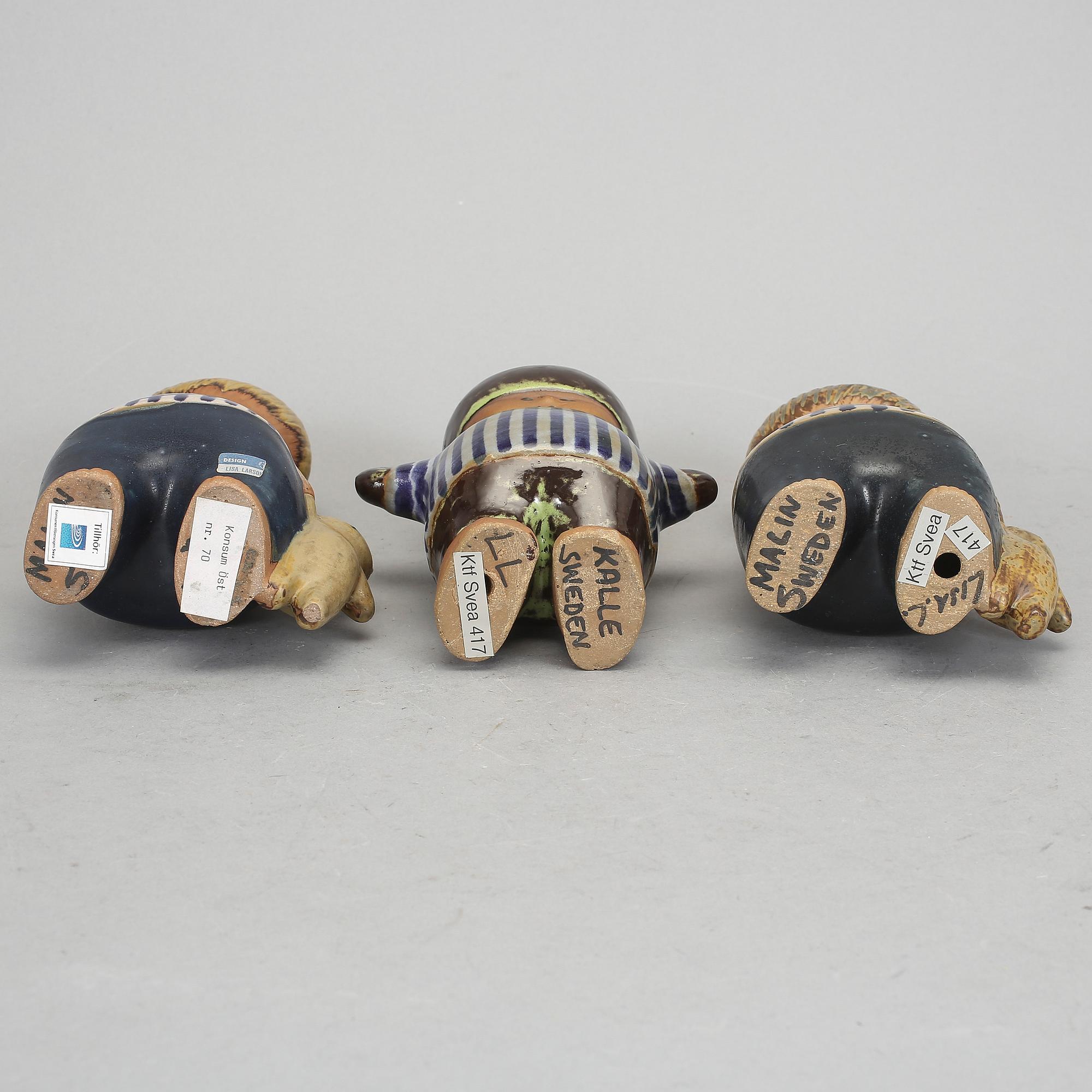 FIGURINER 3 st, stengods. Lisa Larson, Gustavsberg. 2 st "Malin" och 1 st "Kalle" ur serien "Larsons ungar".