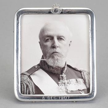 KUNGLIG MINNESRAM, Oscar II, silver, CG Hallberg, Stockholm 1908.