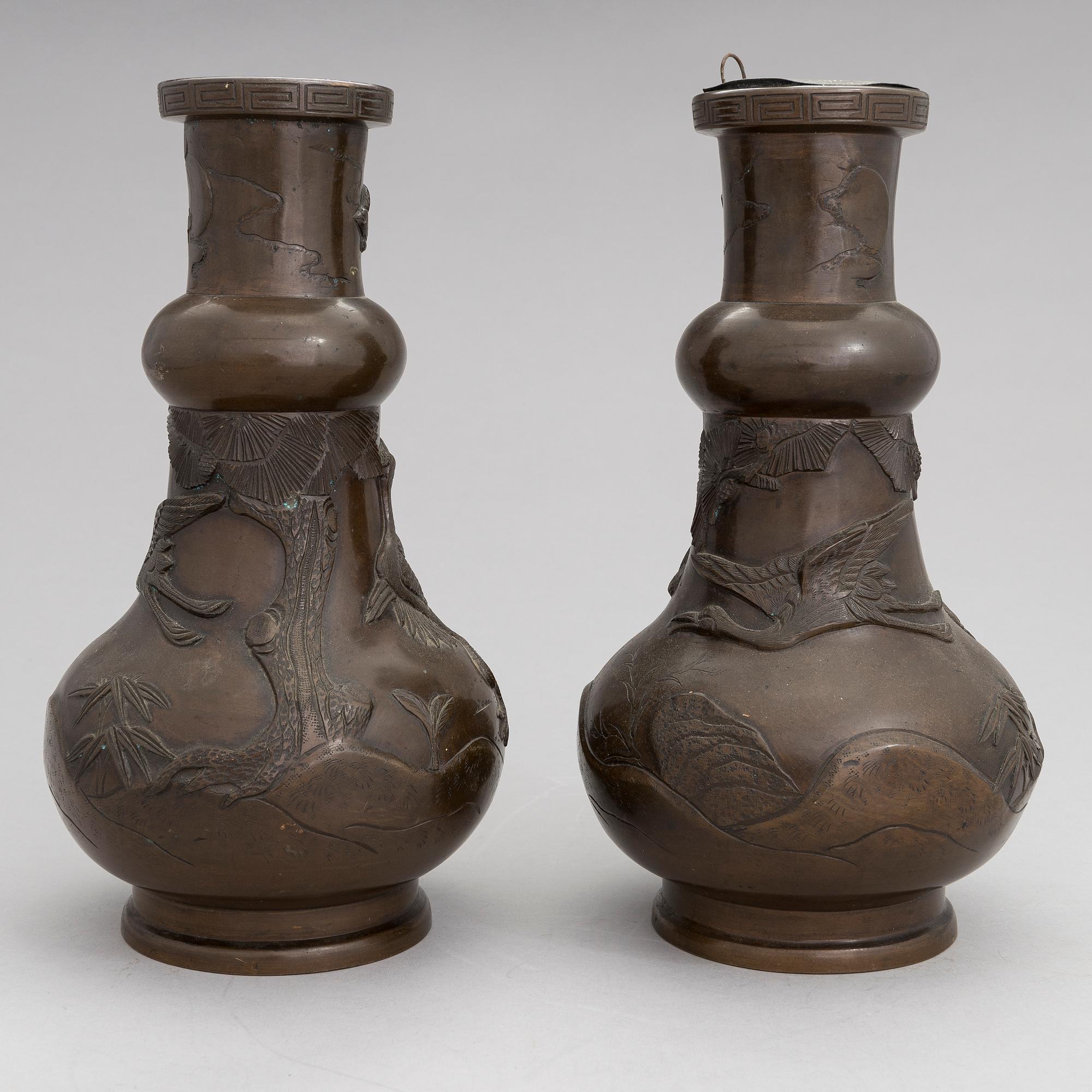 A pair of Japanese vases from early 20th century.