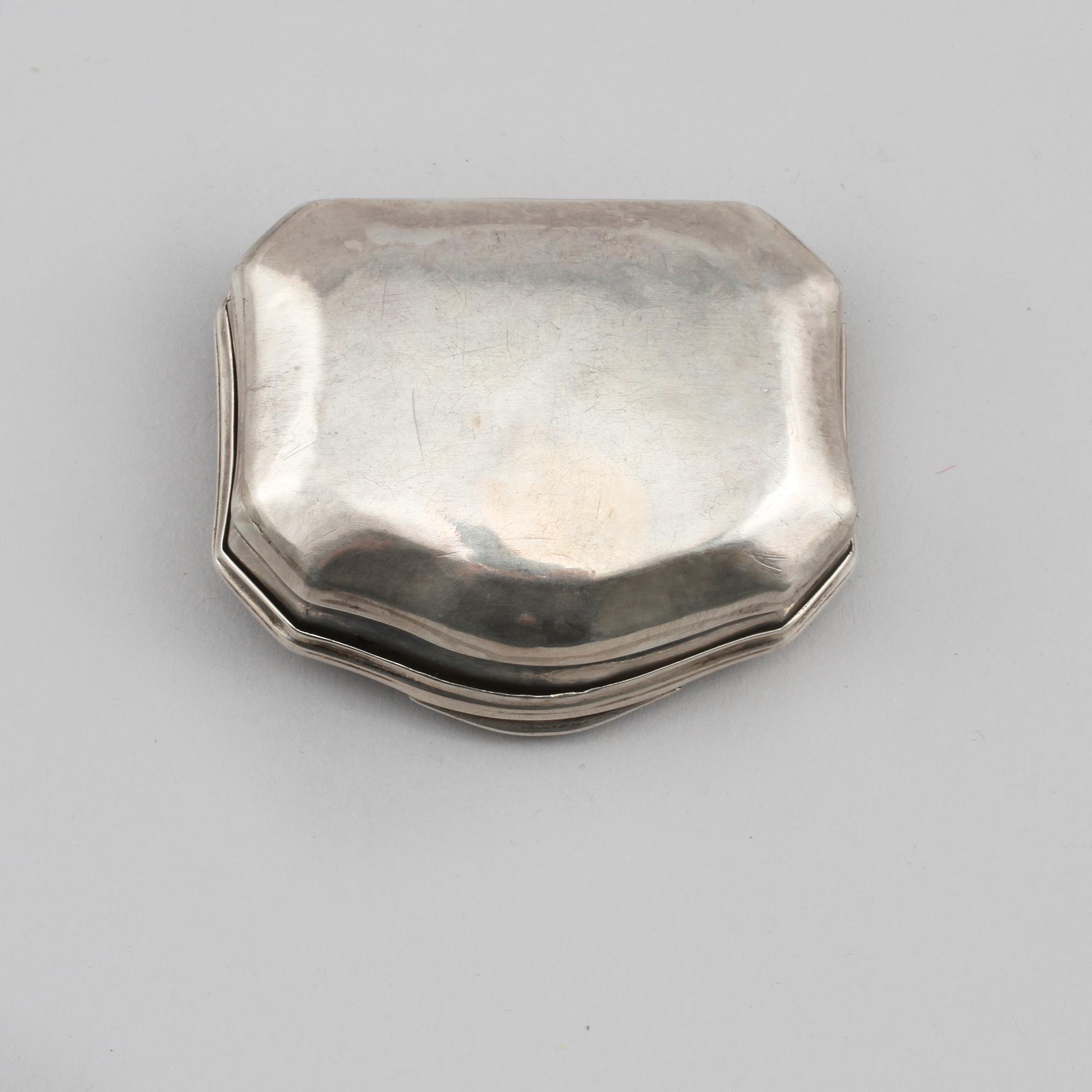 DOSA, silver, rokoko, omkring 1700-talets mitt, vikt 90 g.