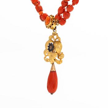 Necklace, 18K gold and coral. Probably around the turn of the century 1900.