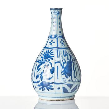 A blue and white flask, Ming dynasty, Wanli (1572-1620).