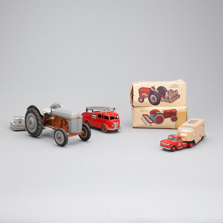LEKSAKSBILAR, 4 st, bla Lego och Modern Toys, 1900-talets andra hälft.