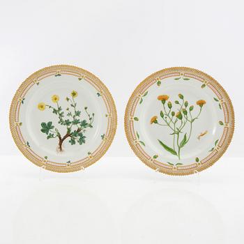 Tallrikar 2 st "Flora Danica" Royal Copenhagen Danmark 1964 och 1966 porslin.
