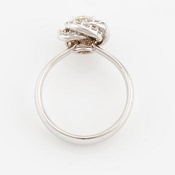 A ring in 18K white gold with round brilliant-cut diamonds.