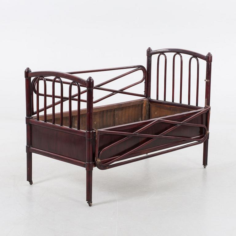 BARNSÄNG, etikettmärkt Thonet omkring 1900.