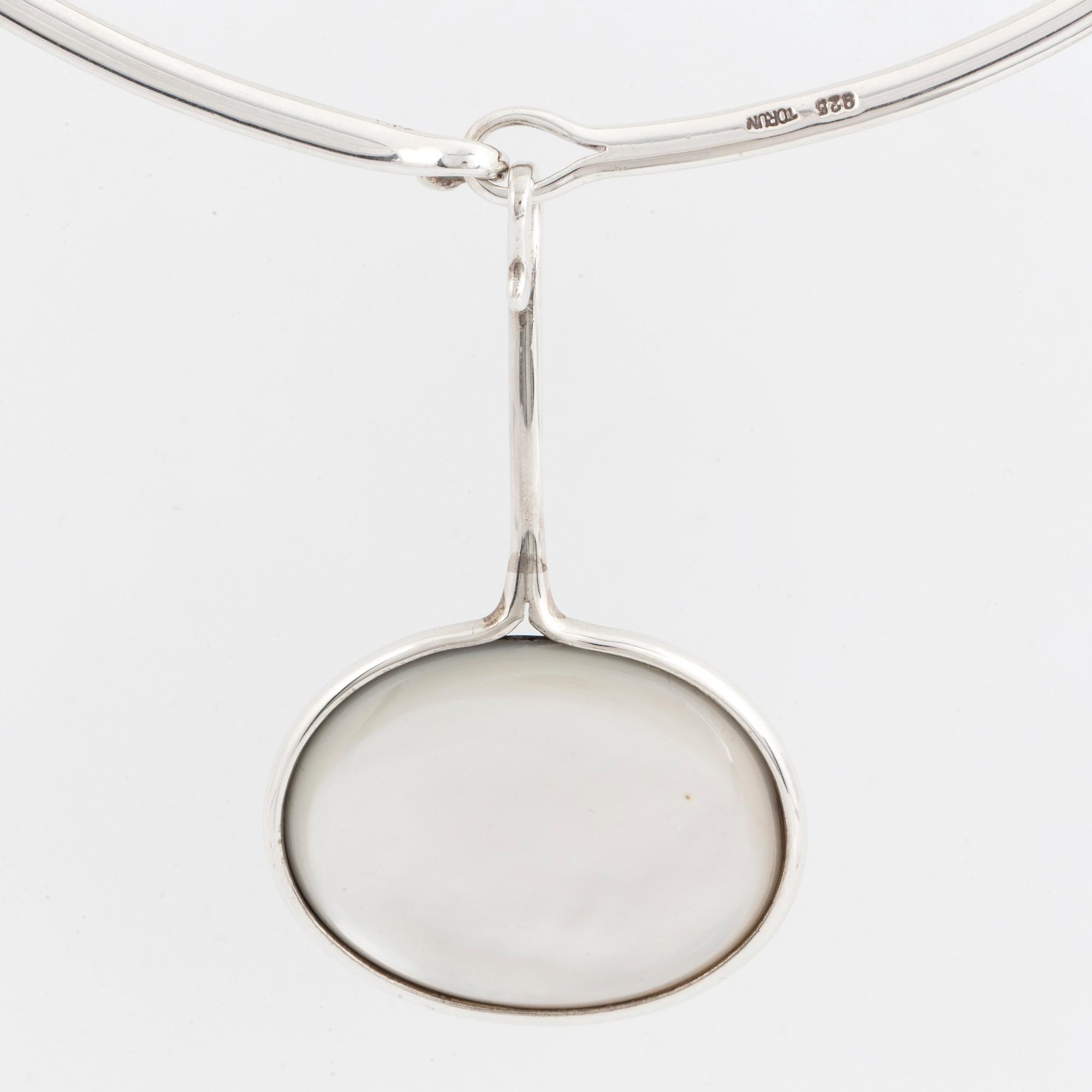 VIVIANNA TORUN BÜLOW-HÜBE, a sterling silver necklace with reversible mother-of-pearl and stone pendant.