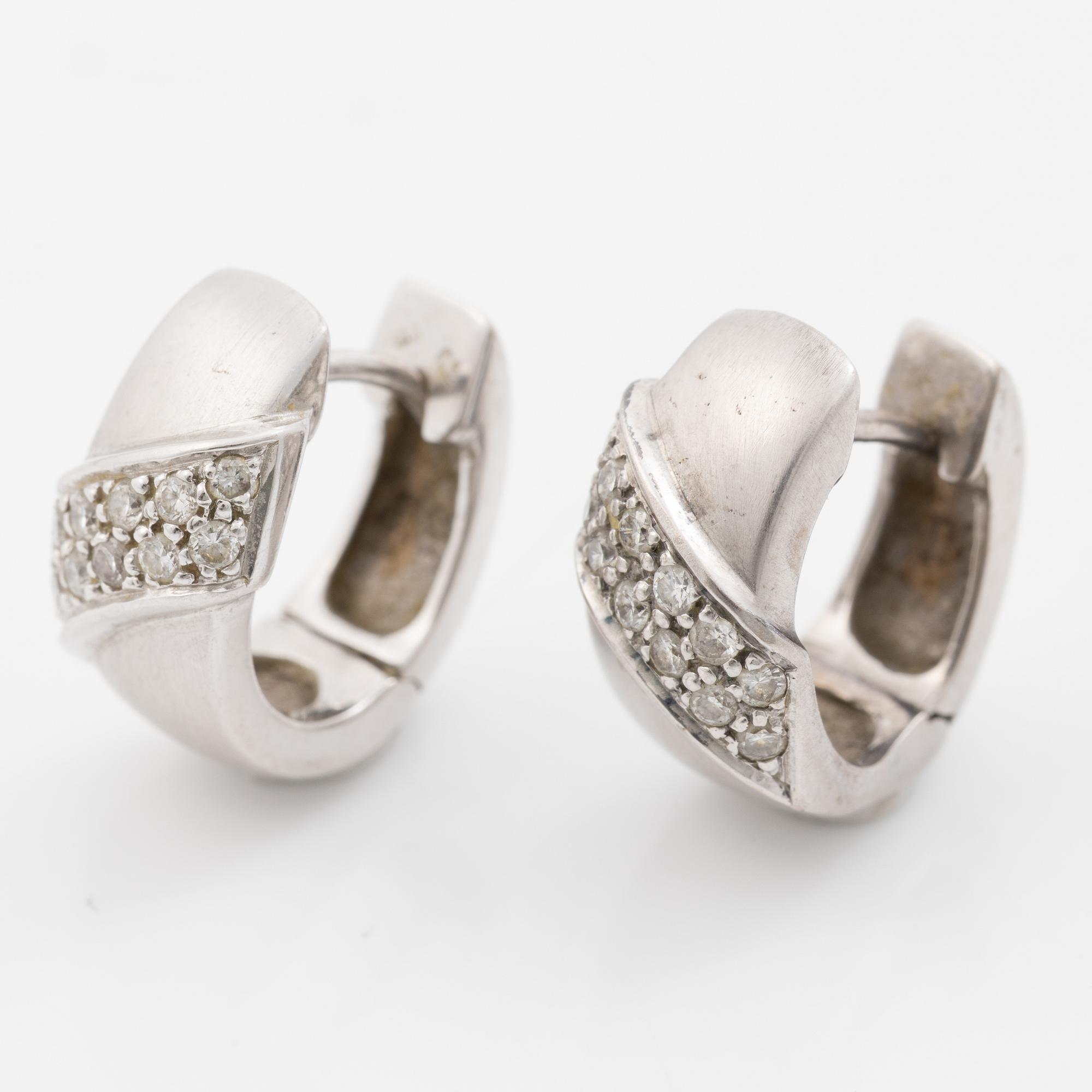 18K white gold earrings with small brilliant-cut diamonds.