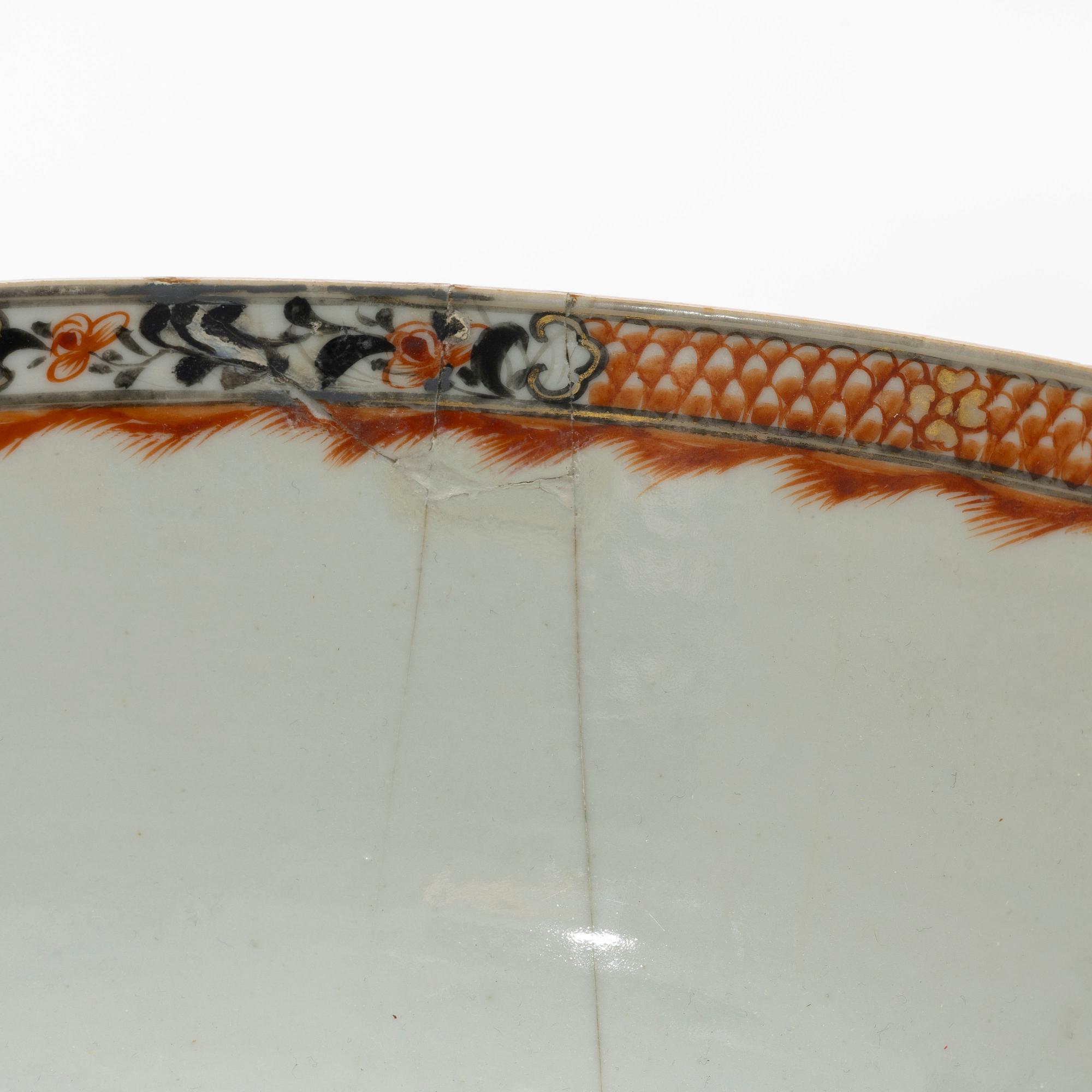 Bålskål, spilkum och bärtallrikar, ett par, porslin. Kina, Qingdynastin, 1700-tal.