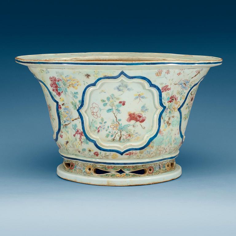 A famille rose flower pot, late Qing dynasty.